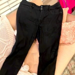 Pre-love Black Skinny Jegging with belt loops and a zipper with three buttons